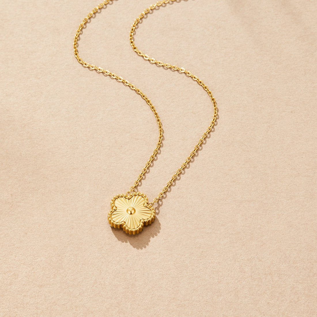 Jimena | Collar dorado de trébol